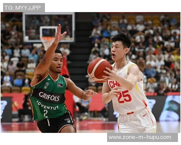 中国男篮迎战俄罗斯队全力争胜展现团队精神与竞技风采